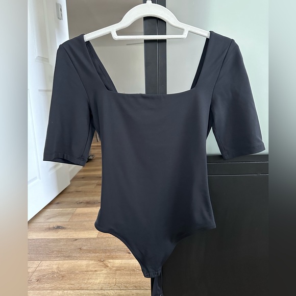 🆕 Aritzia | *NWOT* Babaton CONTOUR SQUARENECK HALFSLEEVE BODYSUIT (size S) - Picture 4 of 6